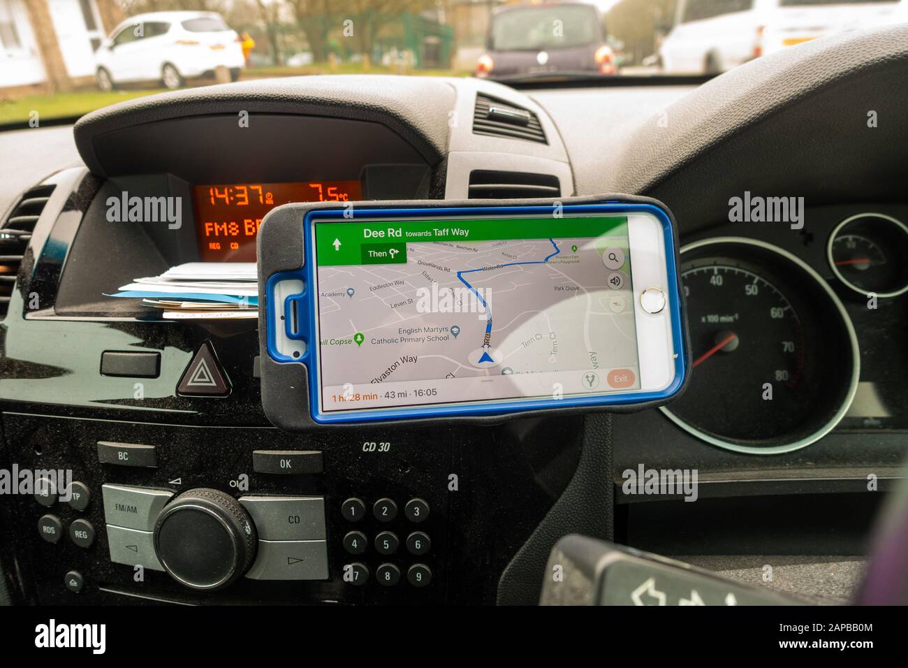 Application Google Maps utilisée sur un smartphone iPhone comme navigation par satellite pour planifier un itinéraire en voiture. Banque D'Images