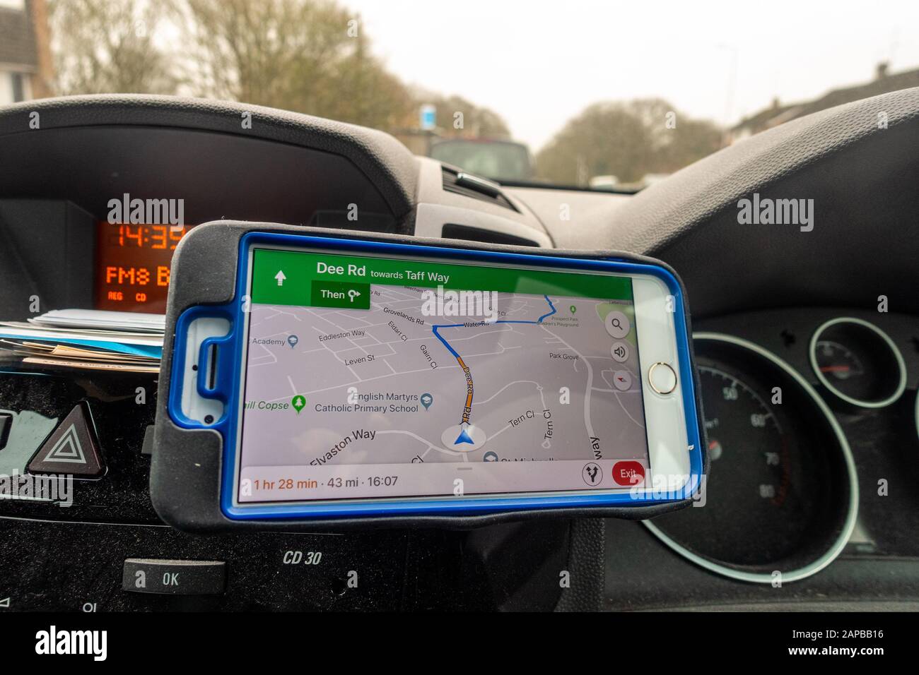 Application Google Maps utilisée sur un smartphone iPhone comme navigation par satellite pour planifier un itinéraire en voiture. Banque D'Images