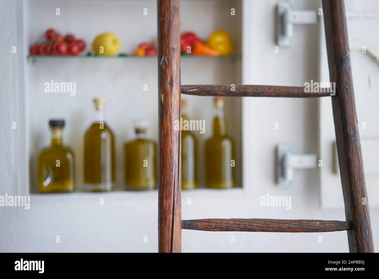 gros plan sur une échelle en bois avec fond flou et diffus dans une petite maison de magasin cuisine maison dans le style méditerranéen Banque D'Images