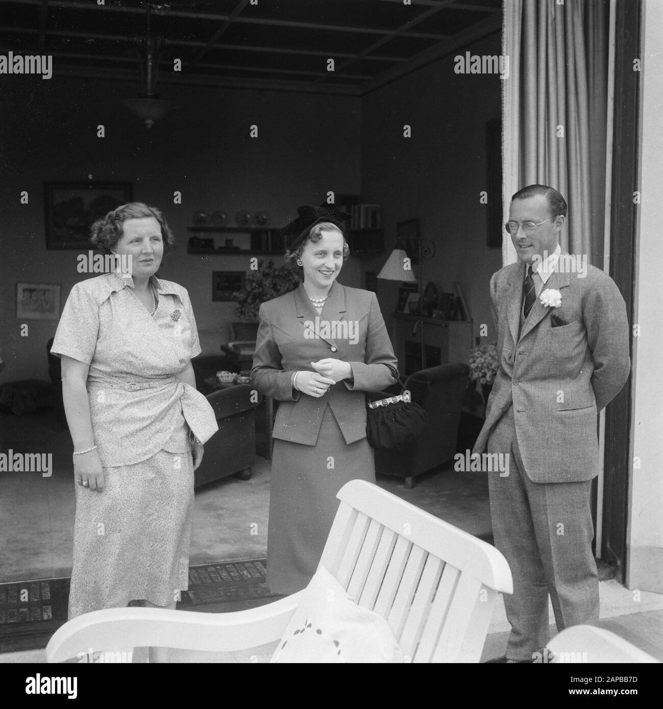 Visitez Margaret Truman [fille du président et chanteur américain] à Soestdijk. Poses avec la Reine Juliana et le Prince Bernhard Date: 13 juin 1951 lieu: Soestdijk, Utrecht mots clés: Queens, maison royale, princes, chanteuses Nom personnel: Bernhard (prince Pays-Bas), Juliana (Reine Pays-Bas), Truman, Margaret Banque D'Images