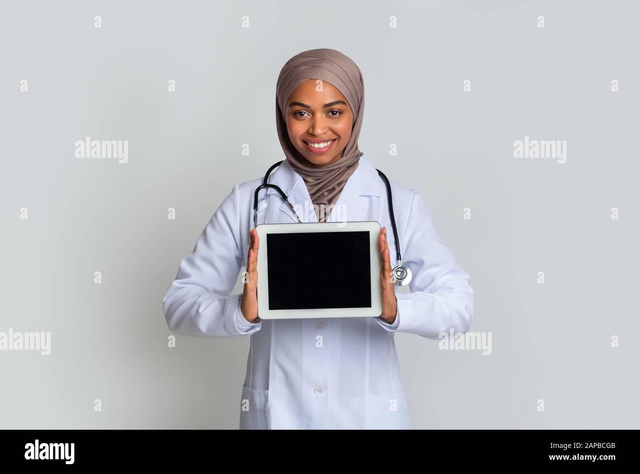 Tablette Numérique Avec Écran Noir Dans Les Mains De Black Muslim Female Doctor À Hijab Banque D'Images