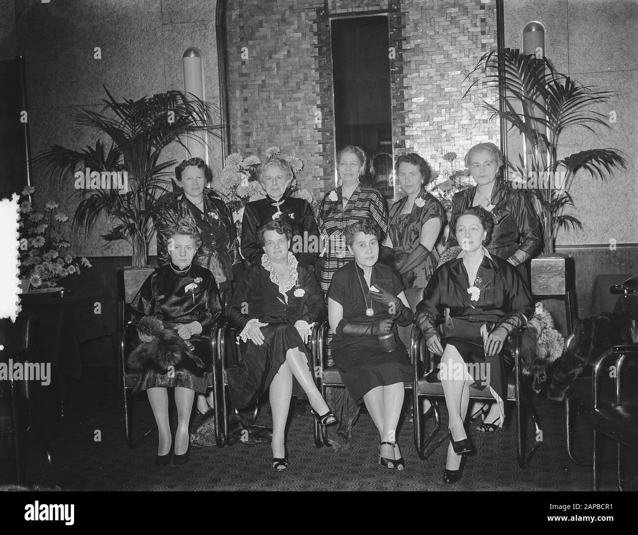 40 ans jubilé Société néerlandaise Houlevrouwen (Amsterdam) (Mme Driesen) Date: 21 Novembre 1953 Lieu: Amsterdam, Noord-Holland Mots Clés: Julea Nom De L'Institution: Dutch Association Housewives Banque D'Images