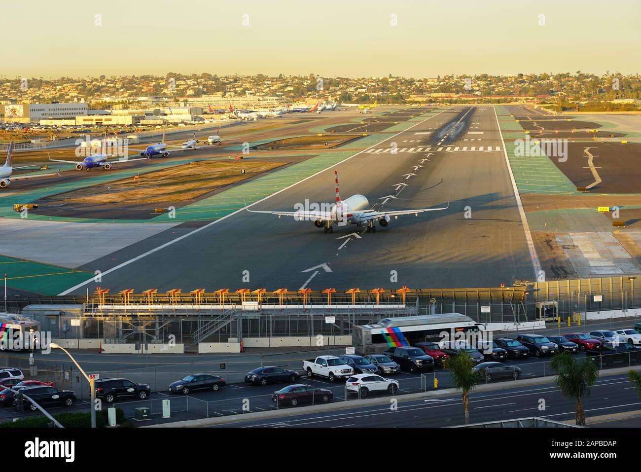 San DIEGO, CA -3 JAN 2020 - vue des avions qui se sont alignés pour le décollage de l'aéroport international de San Diego (SAN), anciennement connu sous le nom de Lindbergh Field, à San Banque D'Images