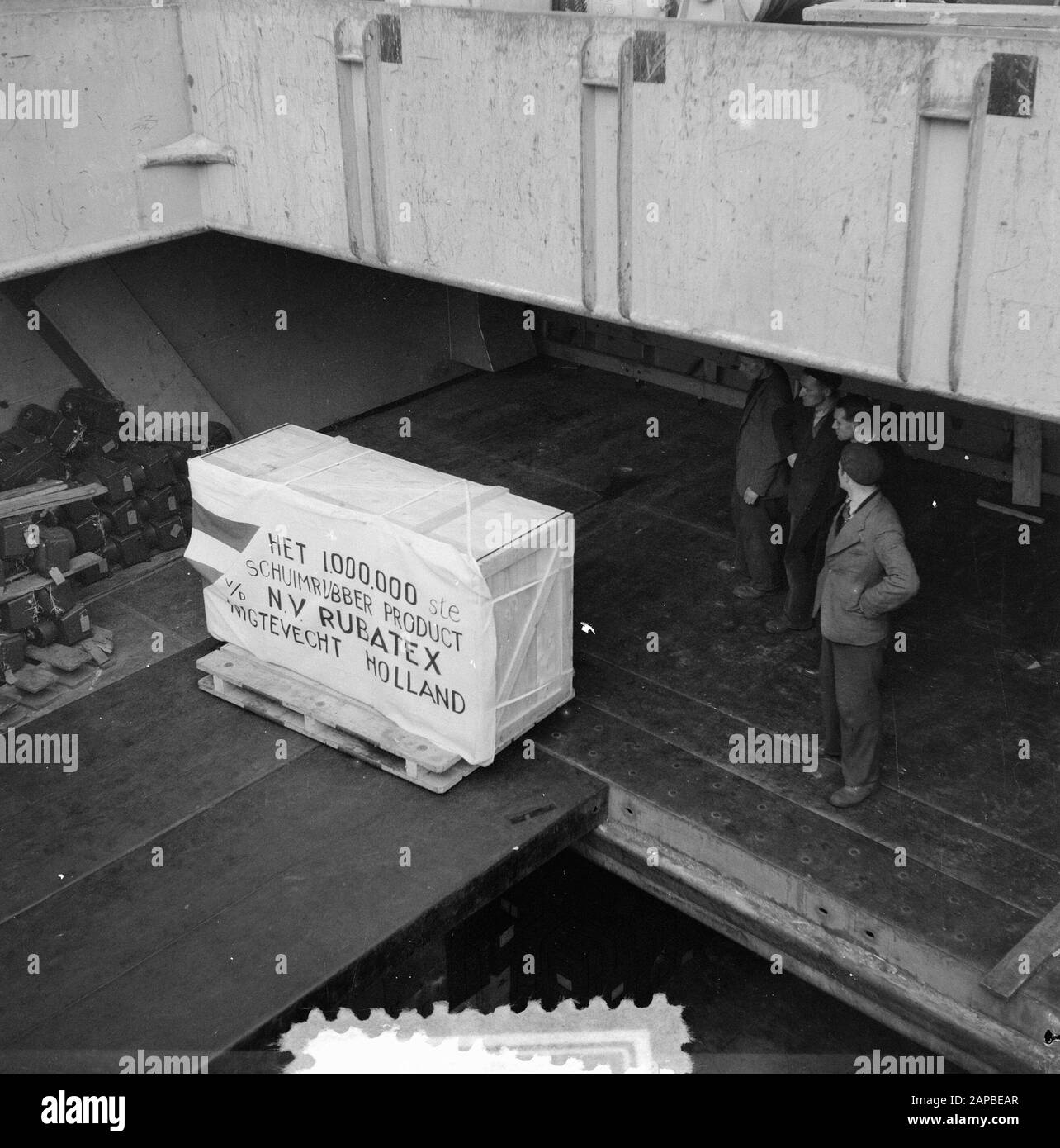 1.000.00th livraison d'éponges en caoutchouc en Égypte Date : 4 décembre 1953 mots clés : exportation, ports Banque D'Images
