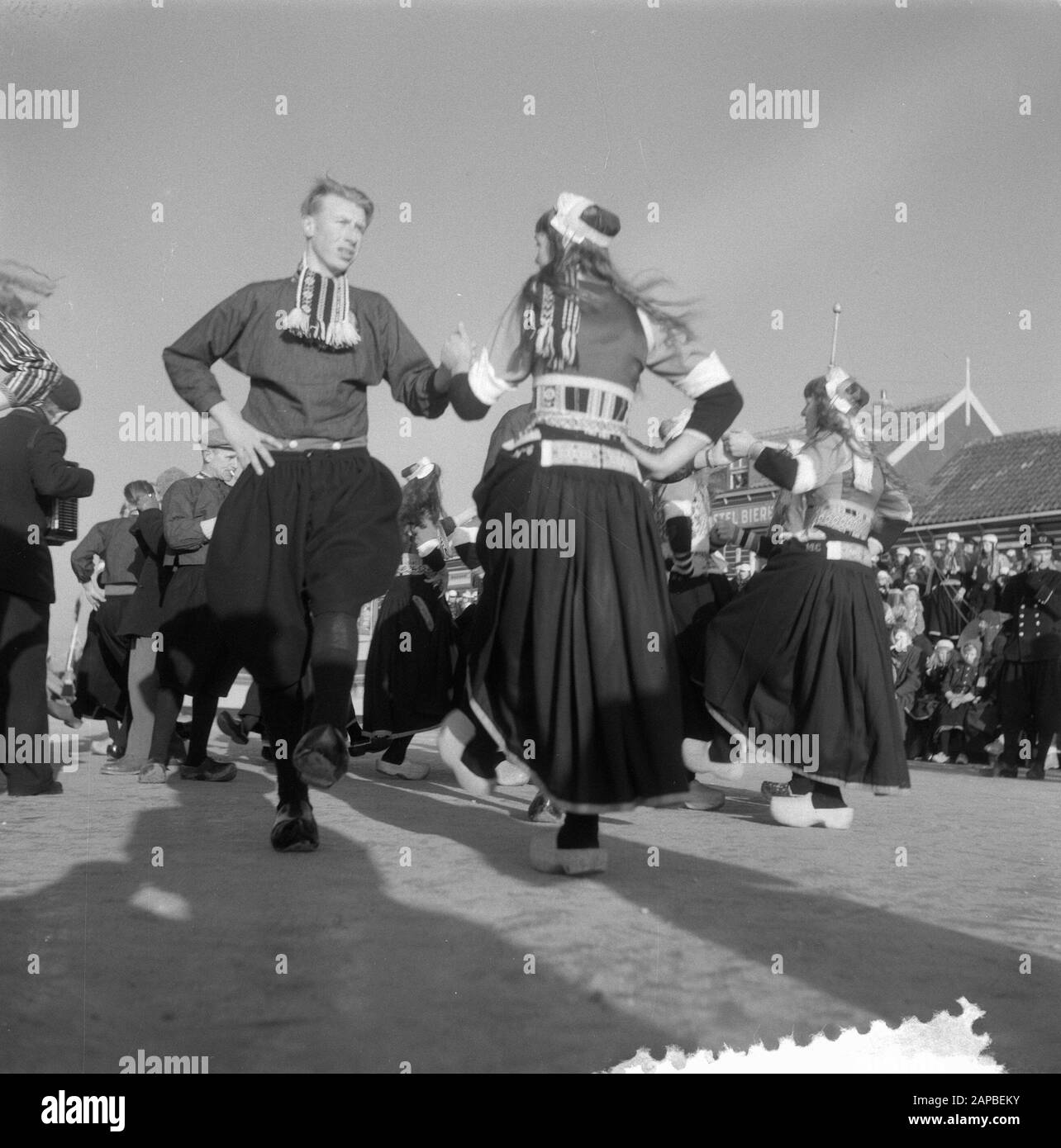 Danse en costume traditionnel sur Marken sur la glace Date : 5 février 1954 lieu : Marken mots clés : danses, GLACE, costumes Banque D'Images