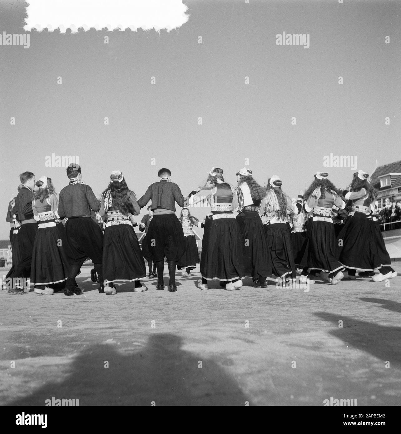 Danse en costume traditionnel sur Marken sur la glace Date : 5 février 1954 lieu : Marken mots clés : danses, GLACE, costumes Banque D'Images