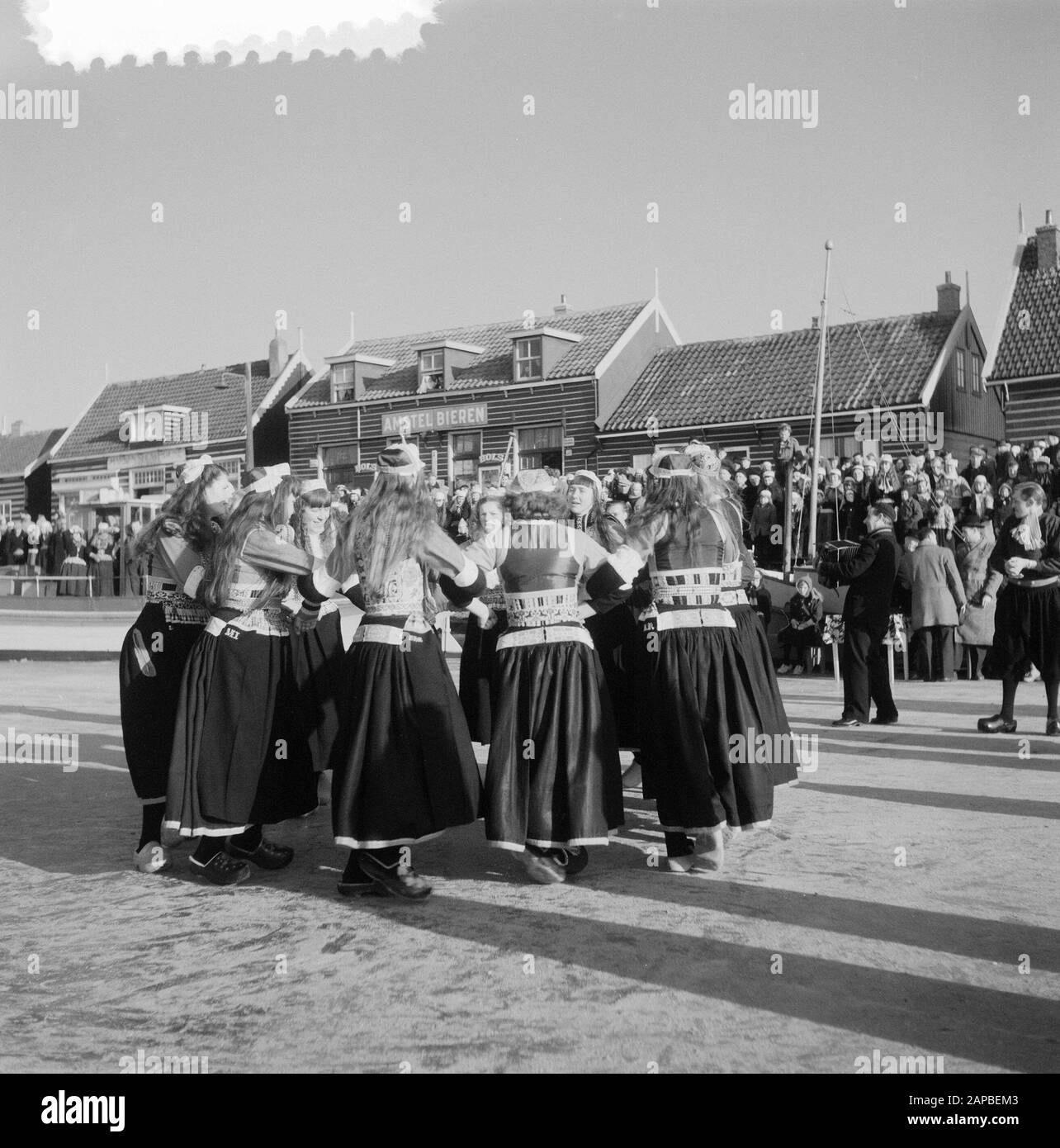 Danse en costume traditionnel sur Marken sur la glace Date : 5 février 1954 lieu : Marken mots clés : danses, GLACE, costumes Banque D'Images