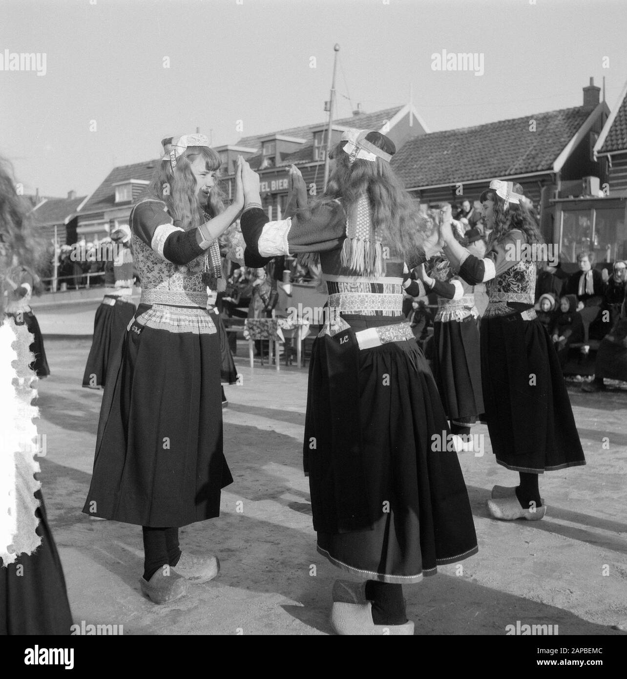 Danse en costume traditionnel sur Marken sur la glace Date : 5 février 1954 lieu : Marken mots clés : danses, GLACE, costumes Banque D'Images