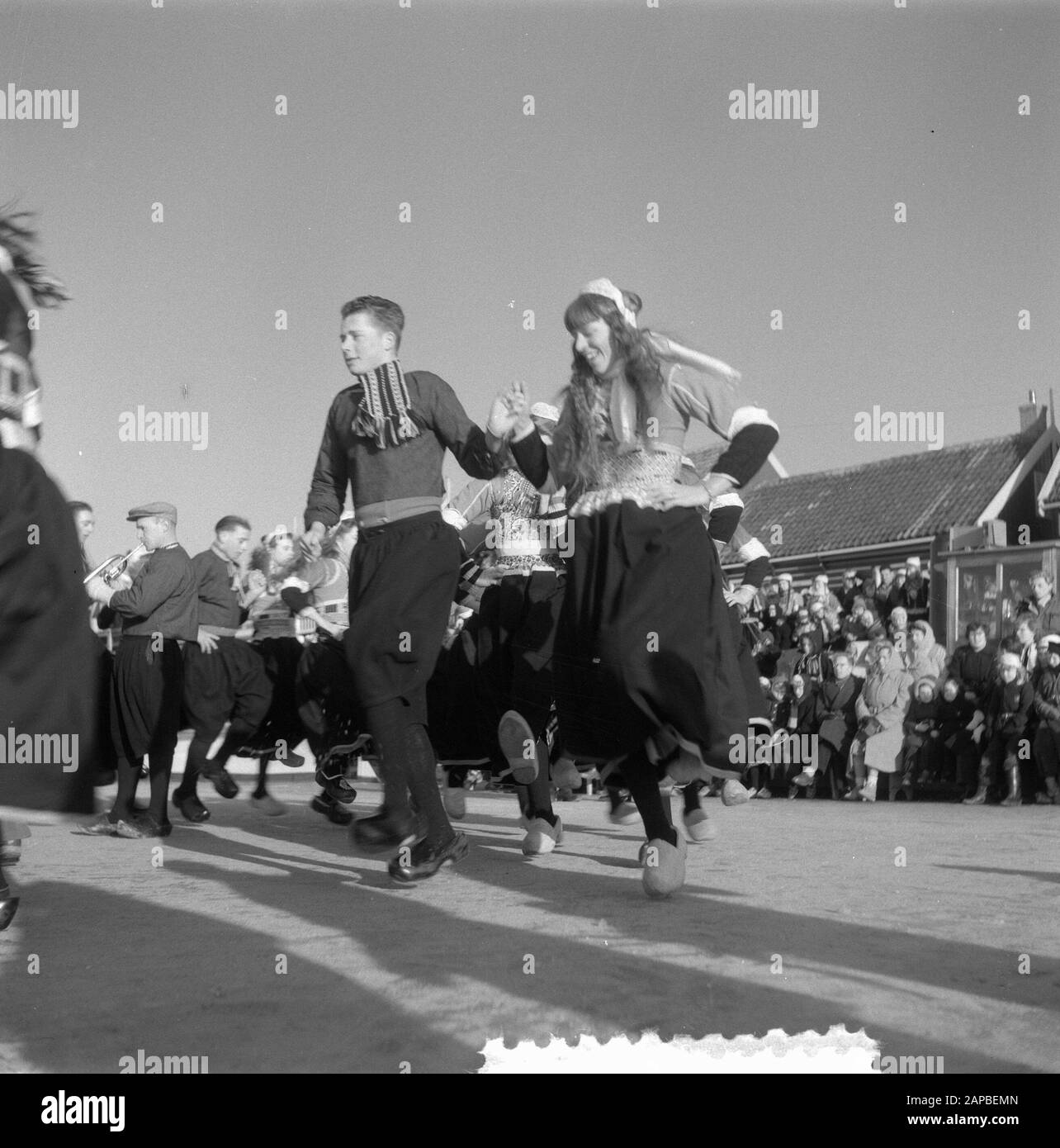 Danse en costume traditionnel sur Marken sur la glace Date : 5 février 1954 lieu : Marken mots clés : danses, GLACE, costumes Banque D'Images
