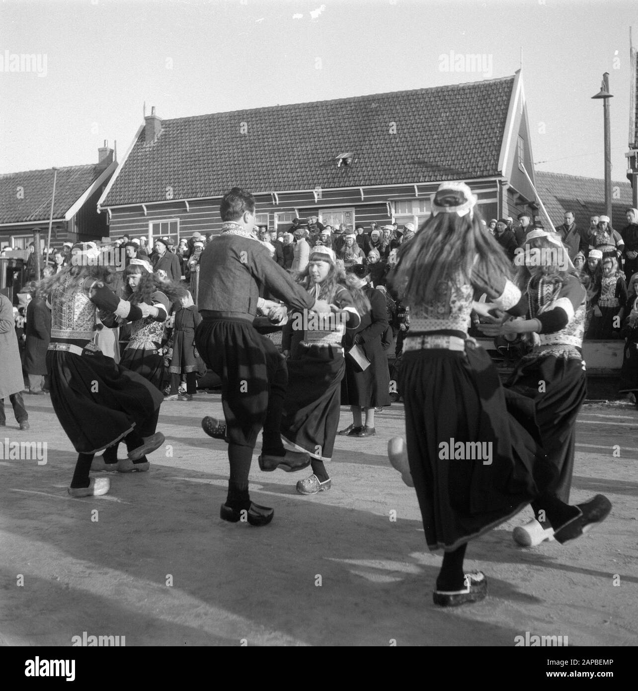 Danse en costume traditionnel sur Marken sur la glace Date : 5 février 1954 lieu : Marken mots clés : danses, GLACE, costumes Banque D'Images