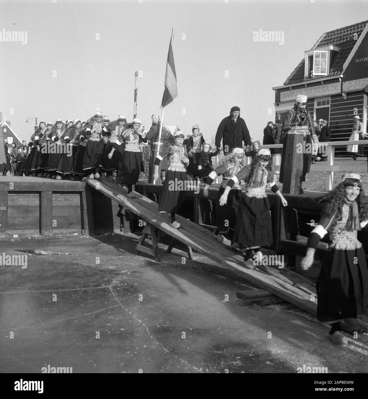Danse en costume traditionnel sur Marken sur la glace Date : 5 février 1954 lieu : Marken mots clés : danses, GLACE, costumes Banque D'Images