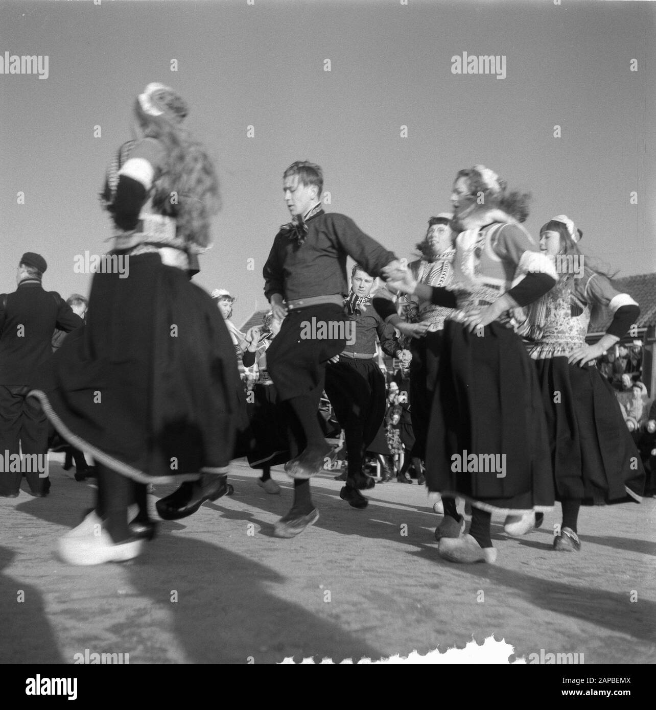 Danse en costume traditionnel sur Marken sur la glace Date : 5 février 1954 lieu : Marken mots clés : danses, GLACE, costumes Banque D'Images