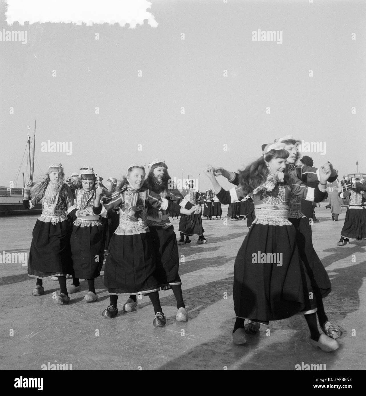 Danse en costume traditionnel sur Marken sur la glace Date : 5 février 1954 lieu : Marken mots clés : danses, GLACE, costumes Banque D'Images