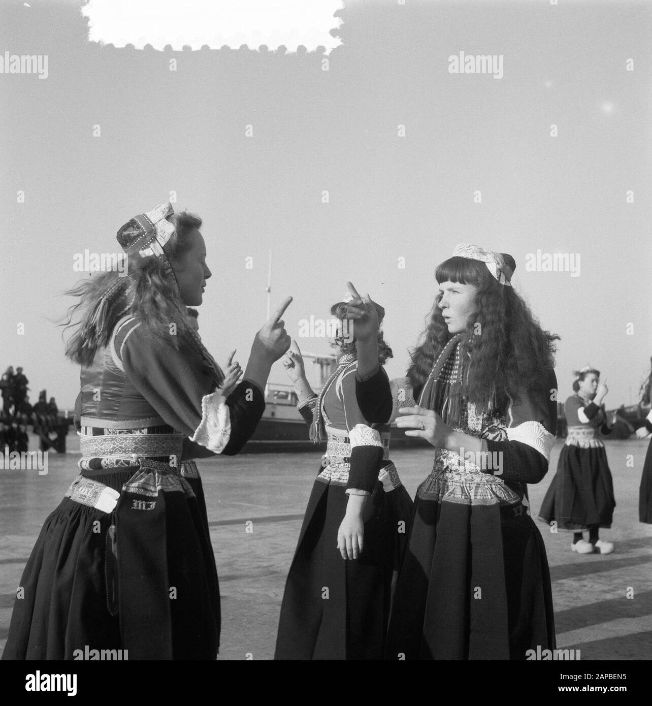 Danse en costume traditionnel sur Marken sur la glace Date : 5 février 1954 lieu : Marken mots clés : danses, GLACE, costumes Banque D'Images