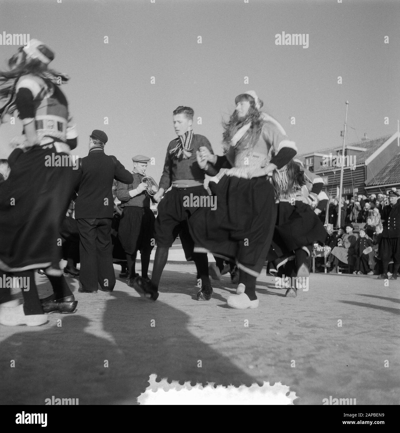 Danse en costume traditionnel sur Marken sur la glace Date : 5 février 1954 lieu : Marken mots clés : danses, GLACE, costumes Banque D'Images