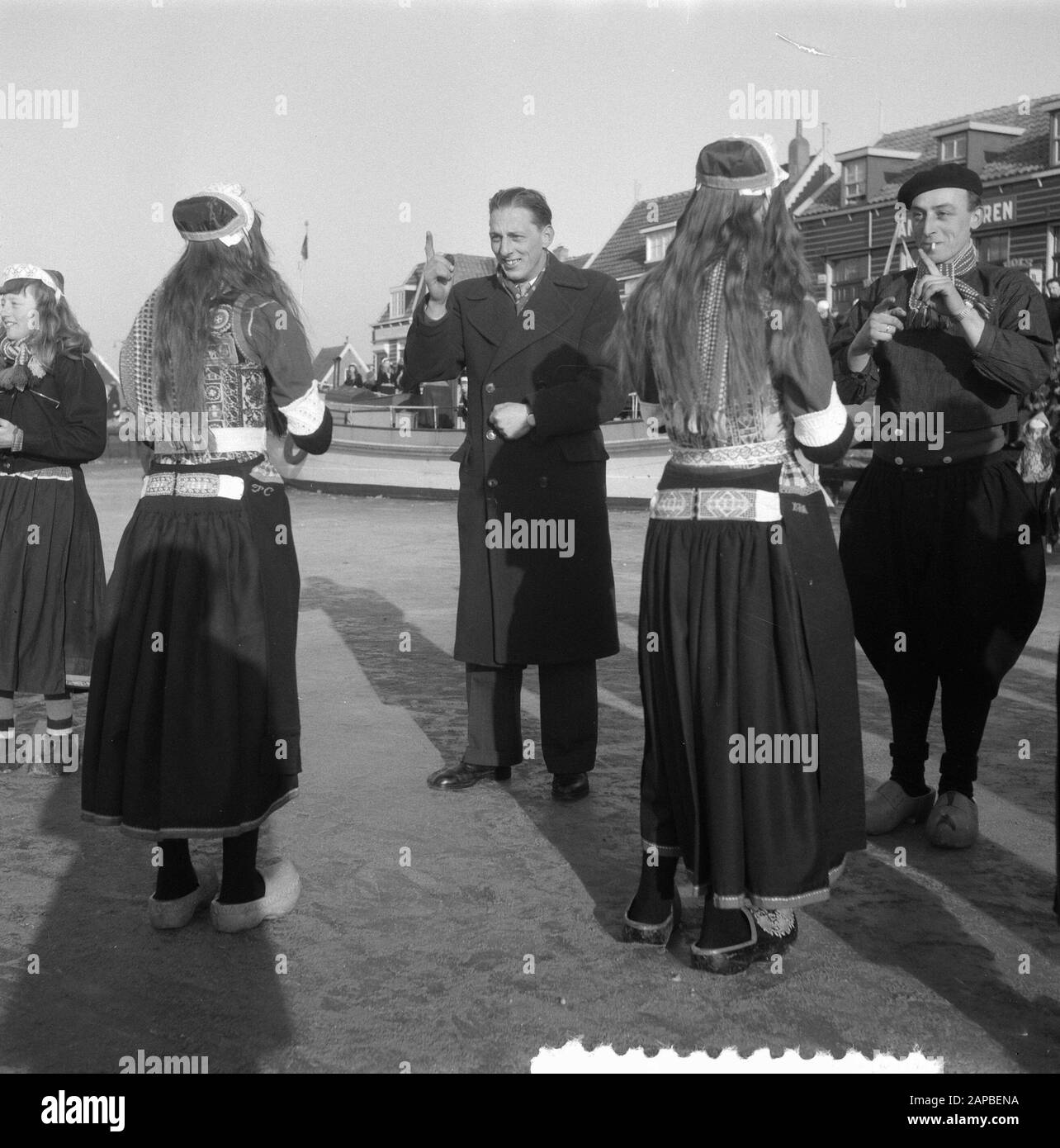 Danse en costume traditionnel sur Marken sur la glace Date : 5 février 1954 lieu : Marken mots clés : danses, GLACE, costumes Banque D'Images