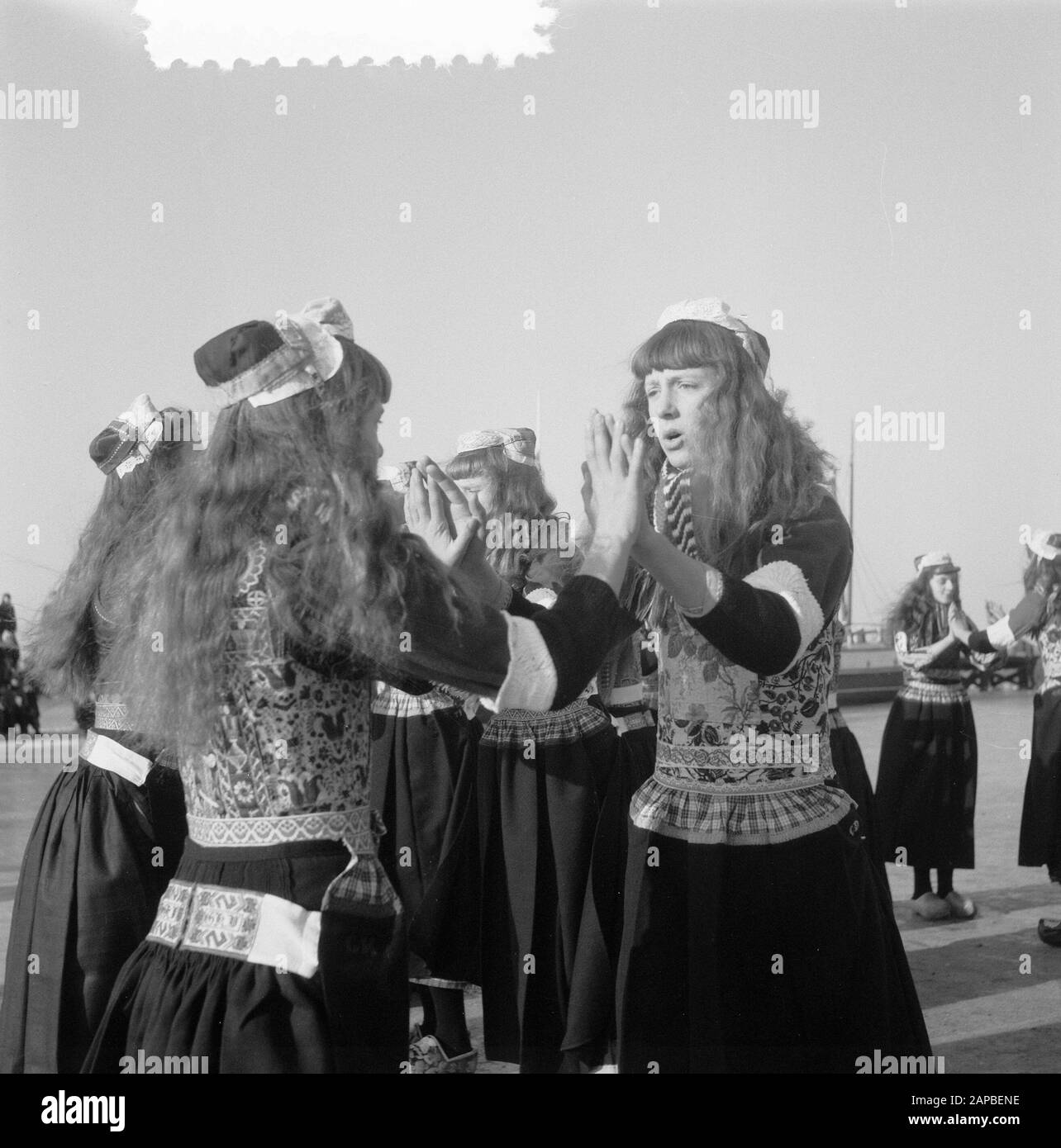 Danse en costume traditionnel sur Marken sur la glace Date : 5 février 1954 lieu : Marken mots clés : danses, GLACE, costumes Banque D'Images