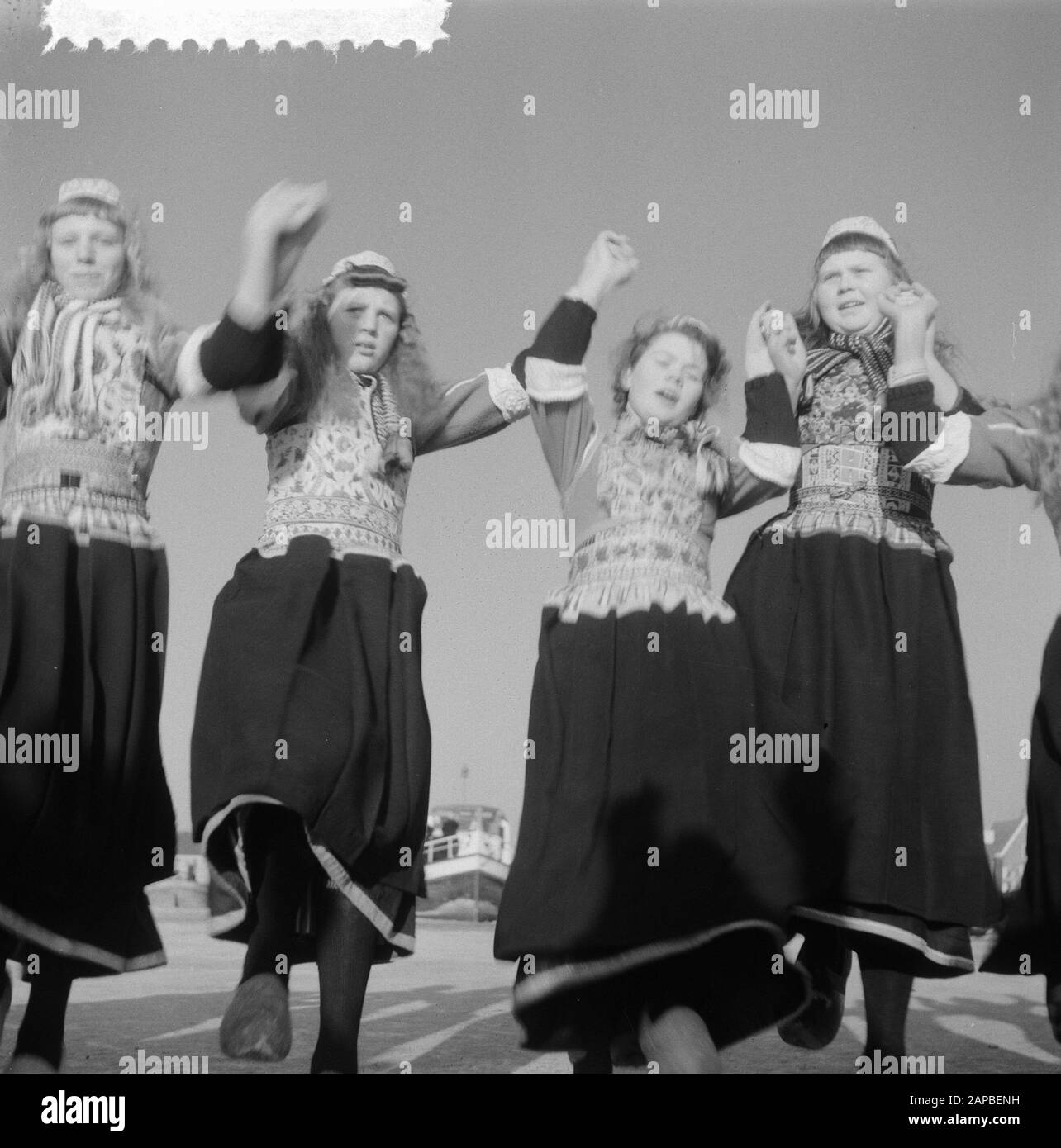 Danse en costume traditionnel sur Marken sur la glace Date : 5 février 1954 lieu : Marken mots clés : danses, GLACE, costumes Banque D'Images
