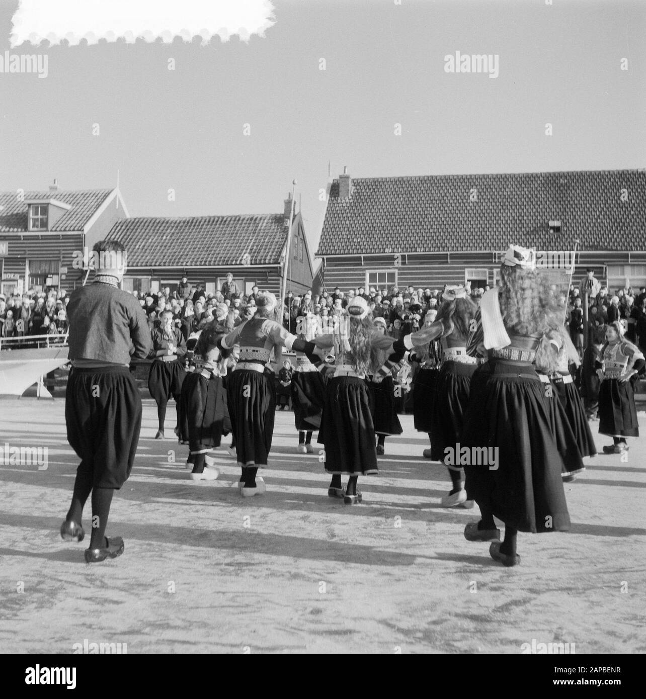 Danse en costume traditionnel sur Marken sur la glace Date : 5 février 1954 lieu : Marken mots clés : danses, GLACE, costumes Banque D'Images