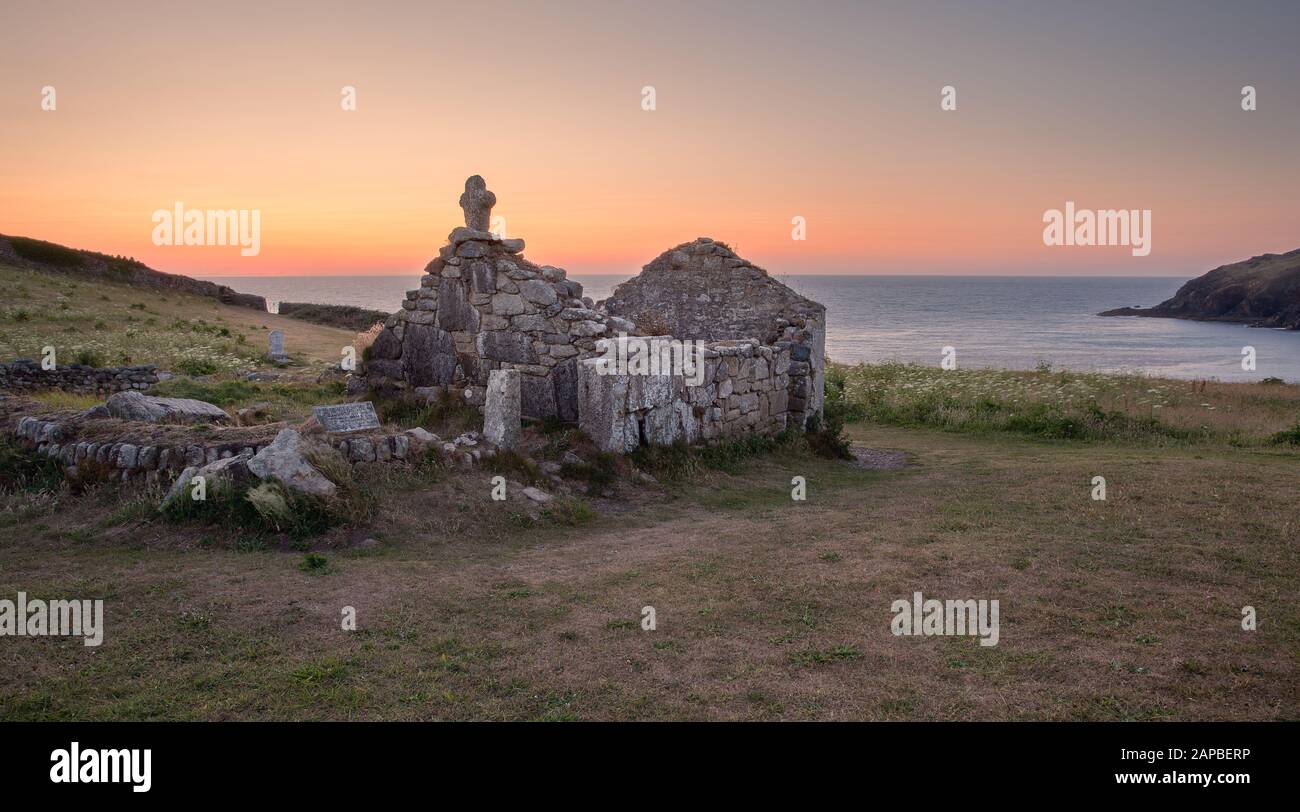 Coucher de soleil à l'oratoire St Helens (chapelle) Cape cornwall Cornwall Cornwall Uk Banque D'Images Coucher de soleil à l'oratoire St Helens (chapelle) Cape cornwall Cornwall Cornwall Uk Banque D'Images