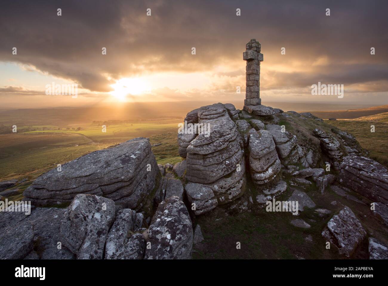 Coucher De Soleil Sur Widgery Cross (Brat Tor) Devon Uk Banque D'Images Coucher De Soleil Sur Widgery Cross (Brat Tor) Devon Uk Banque D'Images