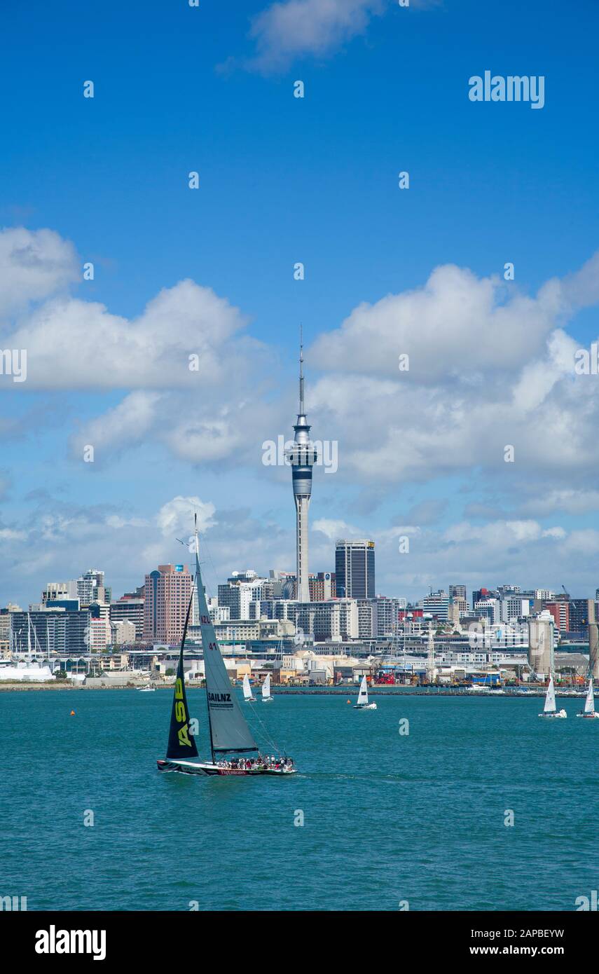 En regardant le port de Waitemata au centre-ville d'Auckland depuis la rive nord, en Nouvelle-Zélande. Banque D'Images