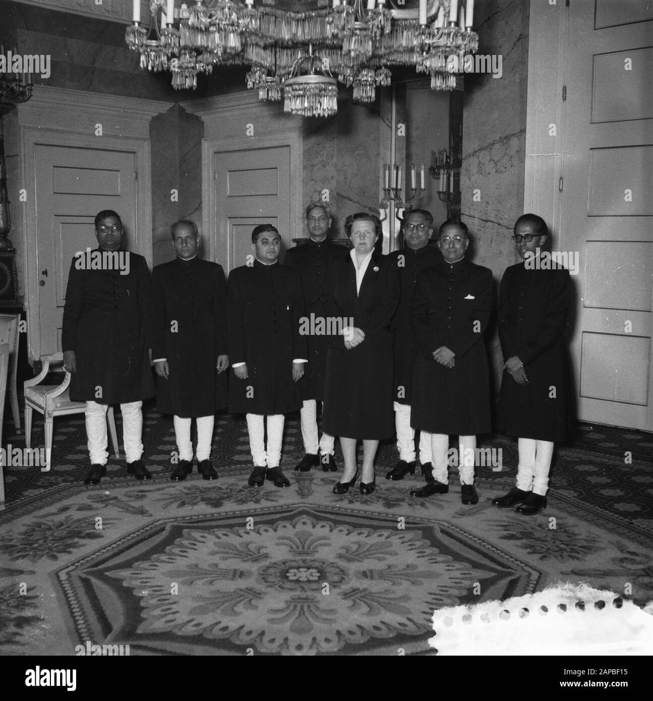 Visitez des journalistes indiens à la reine Juliana au palais Soestdijk Date: 6 avril 1954 lieu: Soestdijk, Utrecht mots clés: Visites, journalistes Nom personnel: Juliana (Reine Pays-Bas) Nom de l'institution: Paleis Soestdijk Banque D'Images