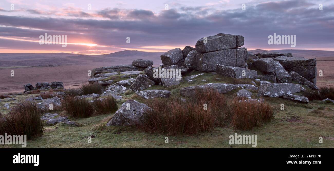 Sunrise Rowtor Dartmoor Devon Royaume-Uni Banque D'Images Sunrise Rowtor Dartmoor Devon Royaume-Uni Banque D'Images
