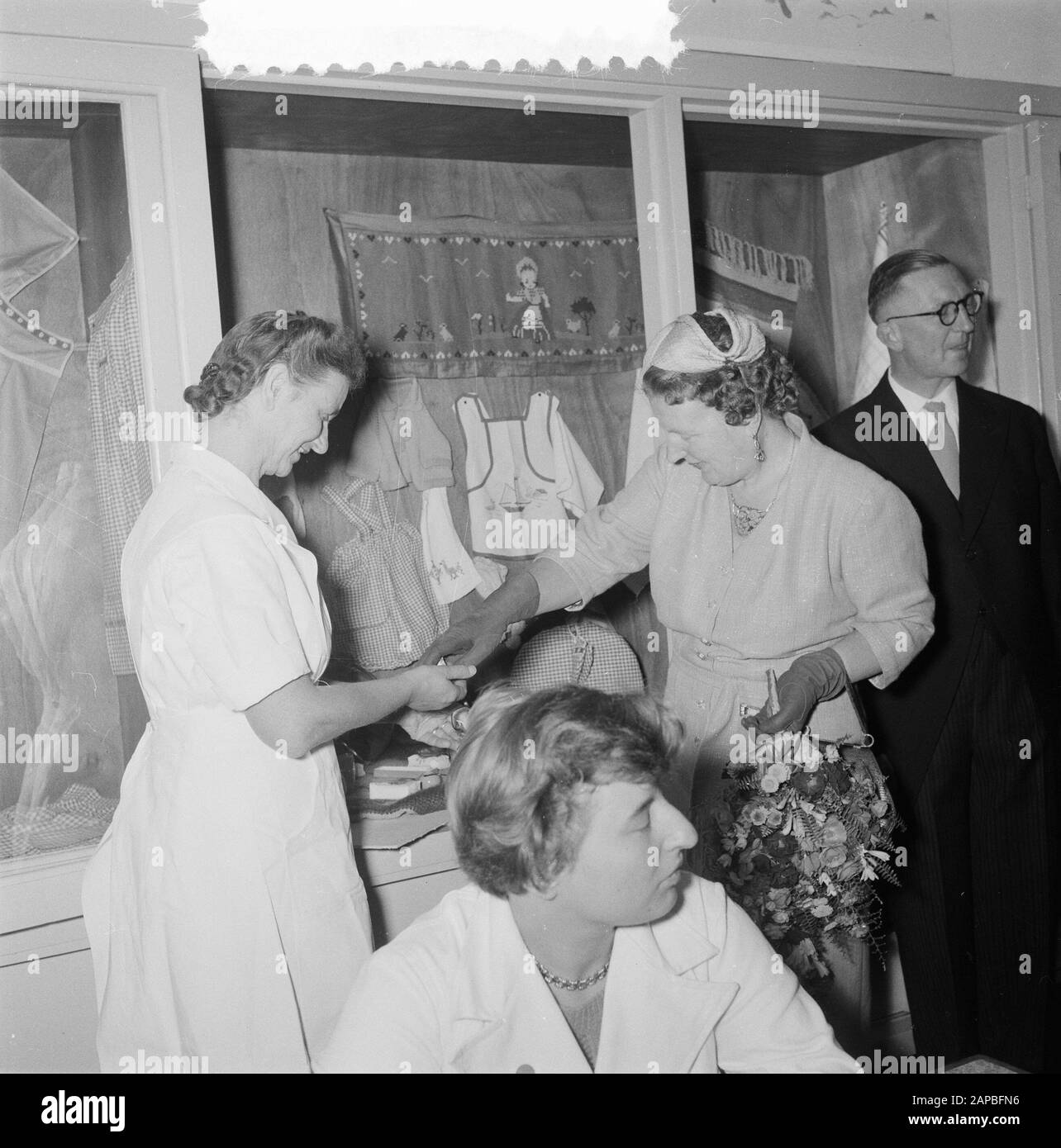 Visitez la Reine Juliana à Delft à la Fondation Van de Wouden Date : 26 septembre 1955 lieu : Delft, South-Holland mots clés : visites, Queen Personname: Juliana (Queen Netherlands), Juliana, Queen Nom de l'établissement : Fondation van de Wouden Banque D'Images