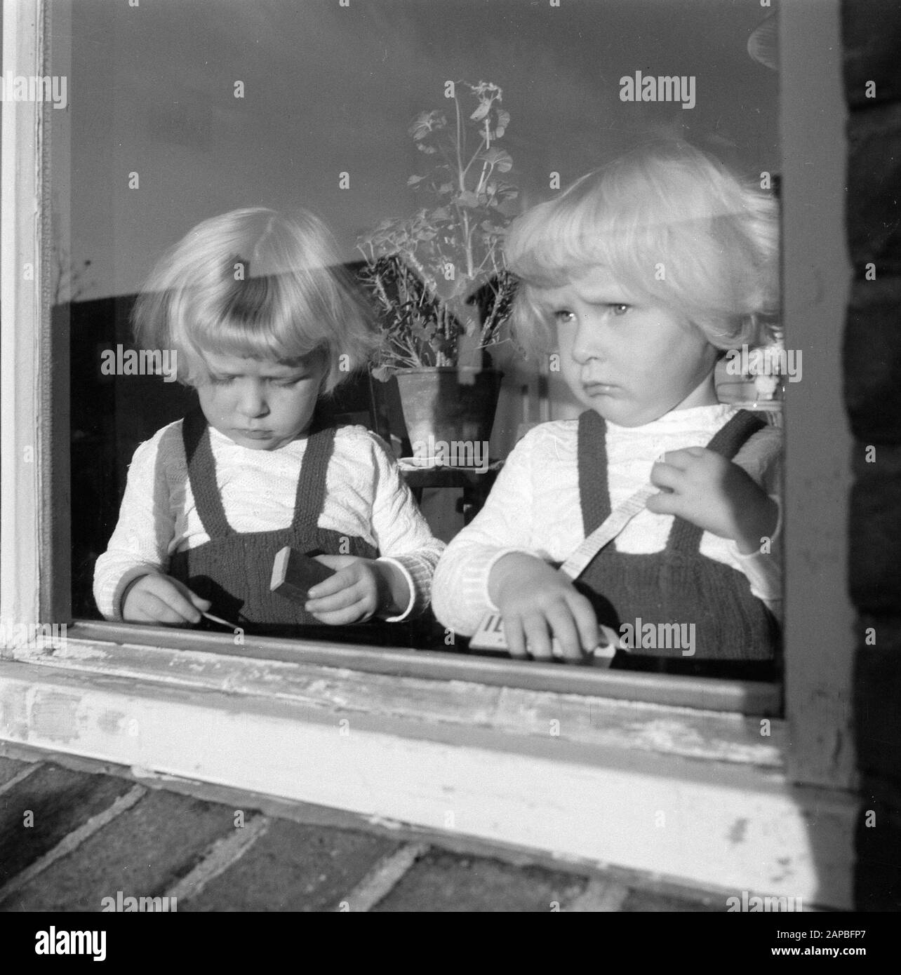 8 novembre Siamois jumeaux Folkje en Tjitske de Vries de Bergum 2 ans à droite Folkje Date: 1 novembre 1955 lieu: Bergum mots clés: Siamois jumeaux Nom personnel: Folkje, Vries, Tjitske le Banque D'Images