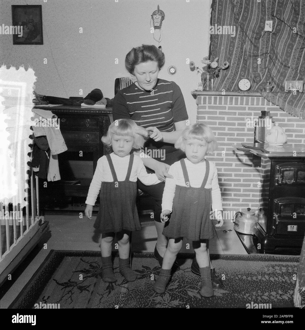 8 novembre Siamois jumeaux Folkje en Tjitske de Vries Date : 1 novembre 1955 mots clés : Siamois jumeaux Nom du personnage : Folkje, Vries, Tjitske de Banque D'Images