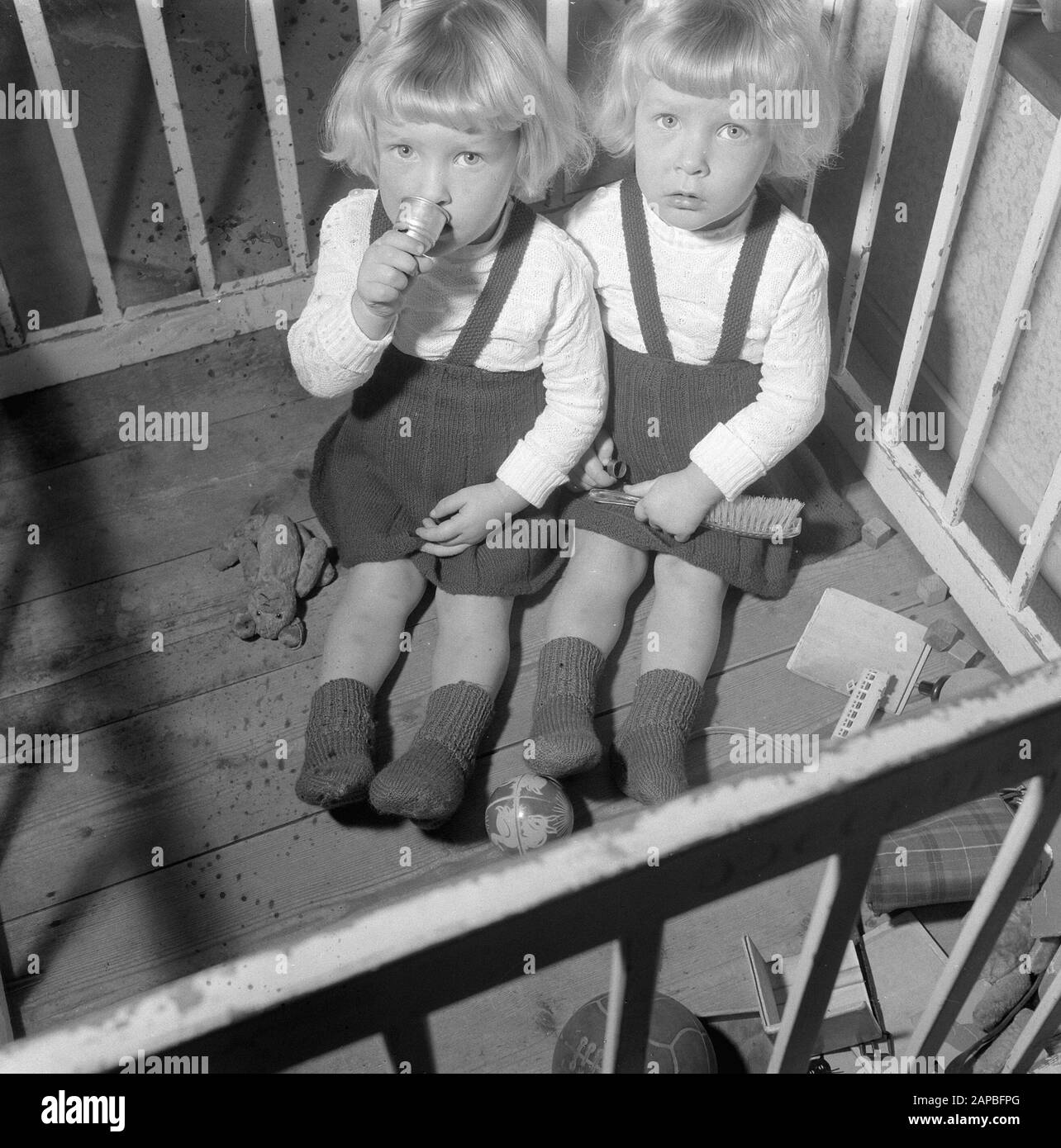 8 novembre Siamois jumeaux Folkje en Tjitske de Vries Date : 1 novembre 1955 mots clés : Siamois jumeaux Nom du personnage : Folkje, Vries, Tjitske de Banque D'Images