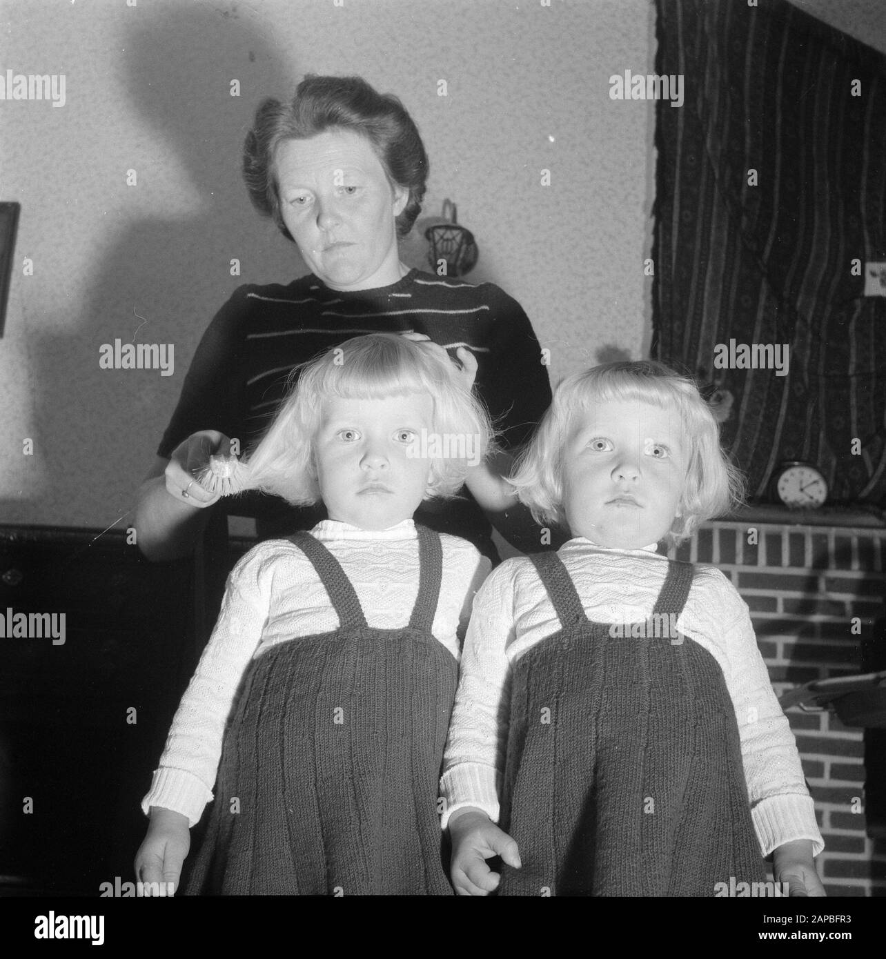 8 novembre Siamese jumeaux Folkje en Tjitske de Vries left Folkje Date: 1 novembre 1955 mots clés: Siamese jumeaux Nom personnel: Folkje, Vries, Tjitske de Banque D'Images