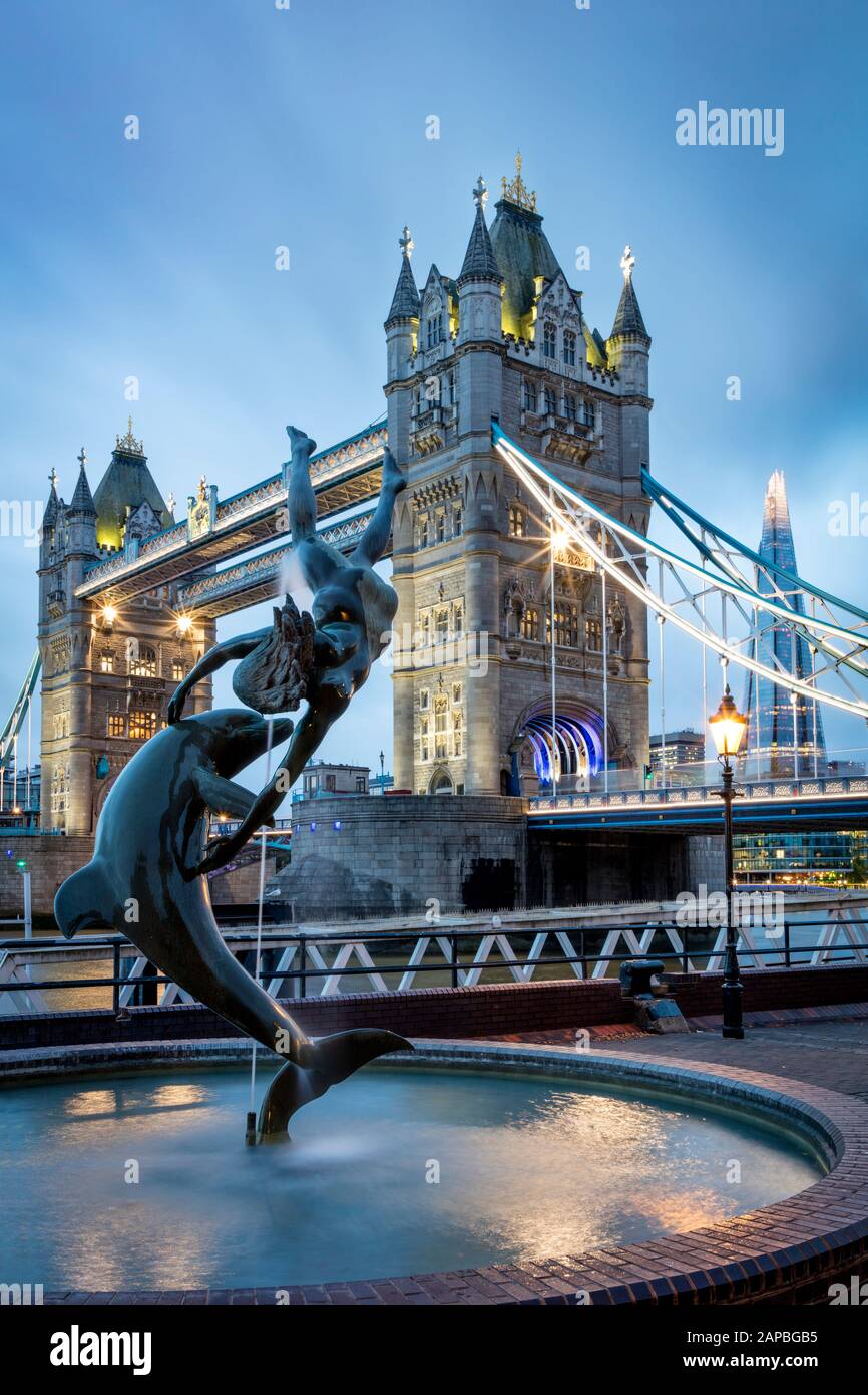 David Wynne's Girl avec une statue de dauphin et une fontaine sous le Tower Bridge, Londres, Angleterre, Royaume-Uni Banque D'Images