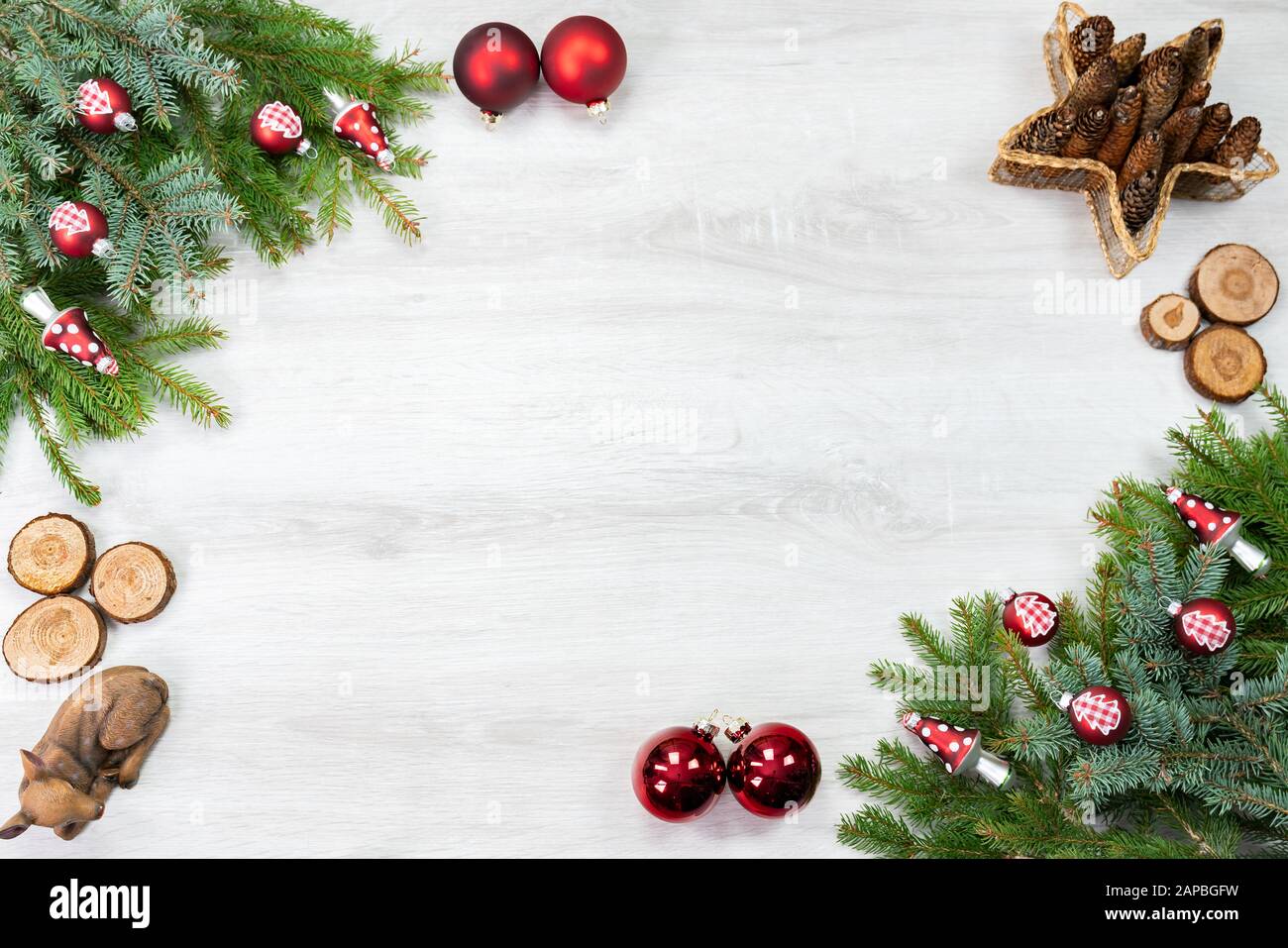 Les décorations traditionnelles de Noël en rouge blanc et vert forment un cadre pour le design des clients. De dessus photographié maquette. Motifs hors de la forêt. Banque D'Images