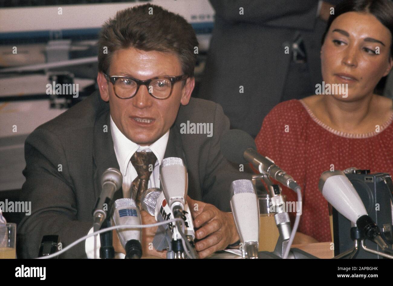 Andre Amalrik et épouse Gyuzel lors de la conférence de presse à Schiphol Date: Juillet 1976 lieu: Noord-Holland, Schiphol mots clés: Dissidents, conférences de presse Nom personnel: Amalrik, Andrei , Amalrik, Gyuzel Banque D'Images