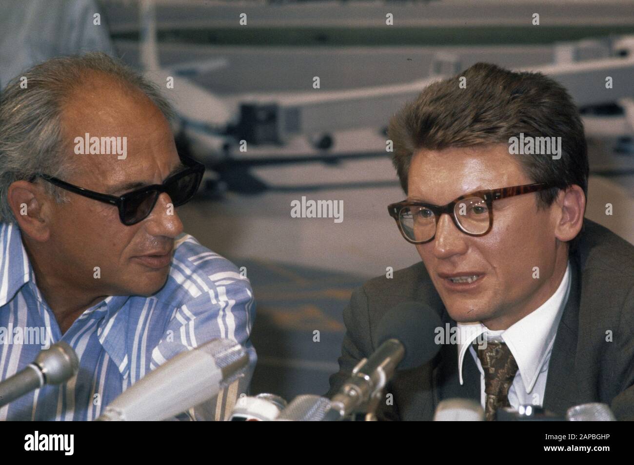 Andre Amalrik et épouse Gyuzel à Schiphol; Amalrik (Real) lors de la conférence de presse Annotation: À côté de lui Karel van het Reve Date: Juillet 1976 lieu: Noord-Holland, Schiphol mots clés: Dissidents, conférences de presse Nom personnel: Amalrik, Andrei, Reve, Charles of the Banque D'Images