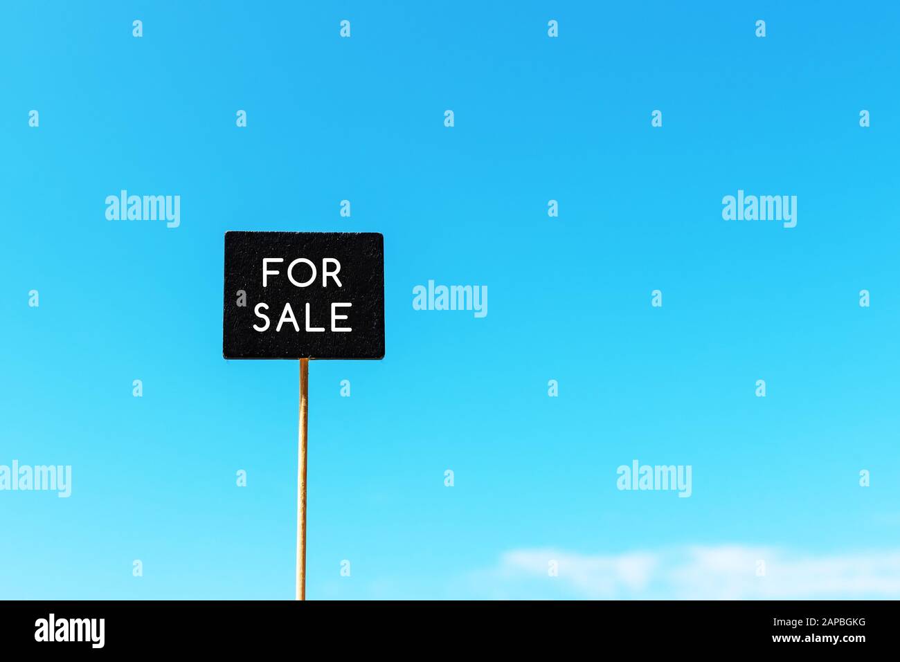 Pour la vente de panneaux sur fond bleu ciel avec espace de copie Banque D'Images