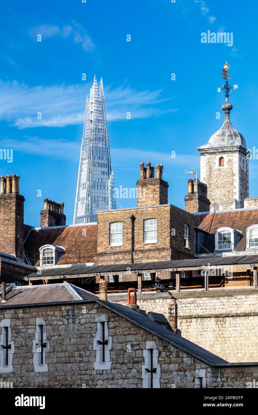 Ancien château, forteresse et prison - la Tour de Londres avec le Shard Beyond moderne, Londres, Angleterre, Royaume-Uni Banque D'Images Ancien château, forteresse et prison - la Tour de Londres avec le Shard Beyond moderne, Londres, Angleterre, Royaume-Uni Banque D'Images