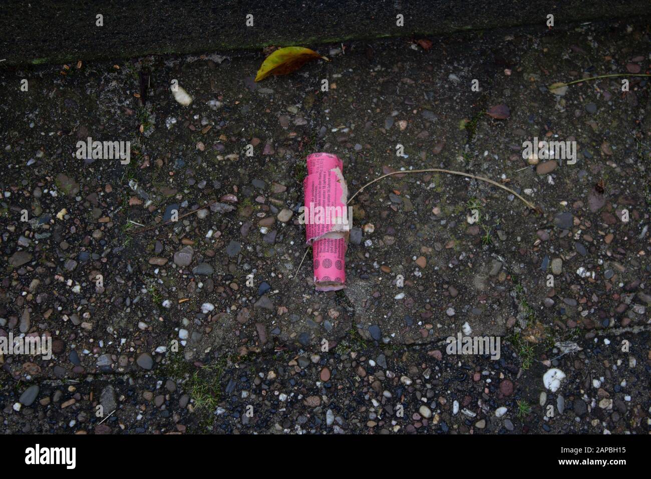 déchets de firecracker sur le côté d'une route principale de la nouvelle année Banque D'Images