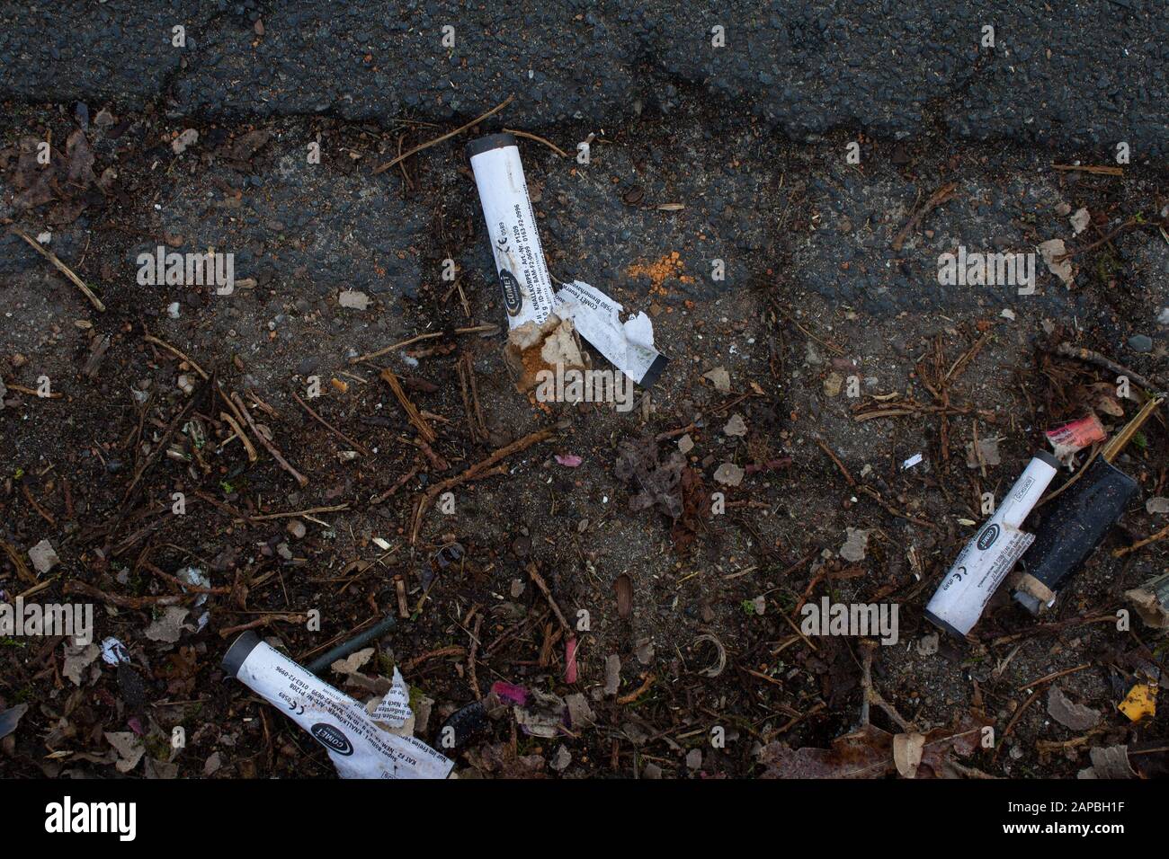 déchets de firecracker sur le côté d'une route principale de la nouvelle année Banque D'Images
