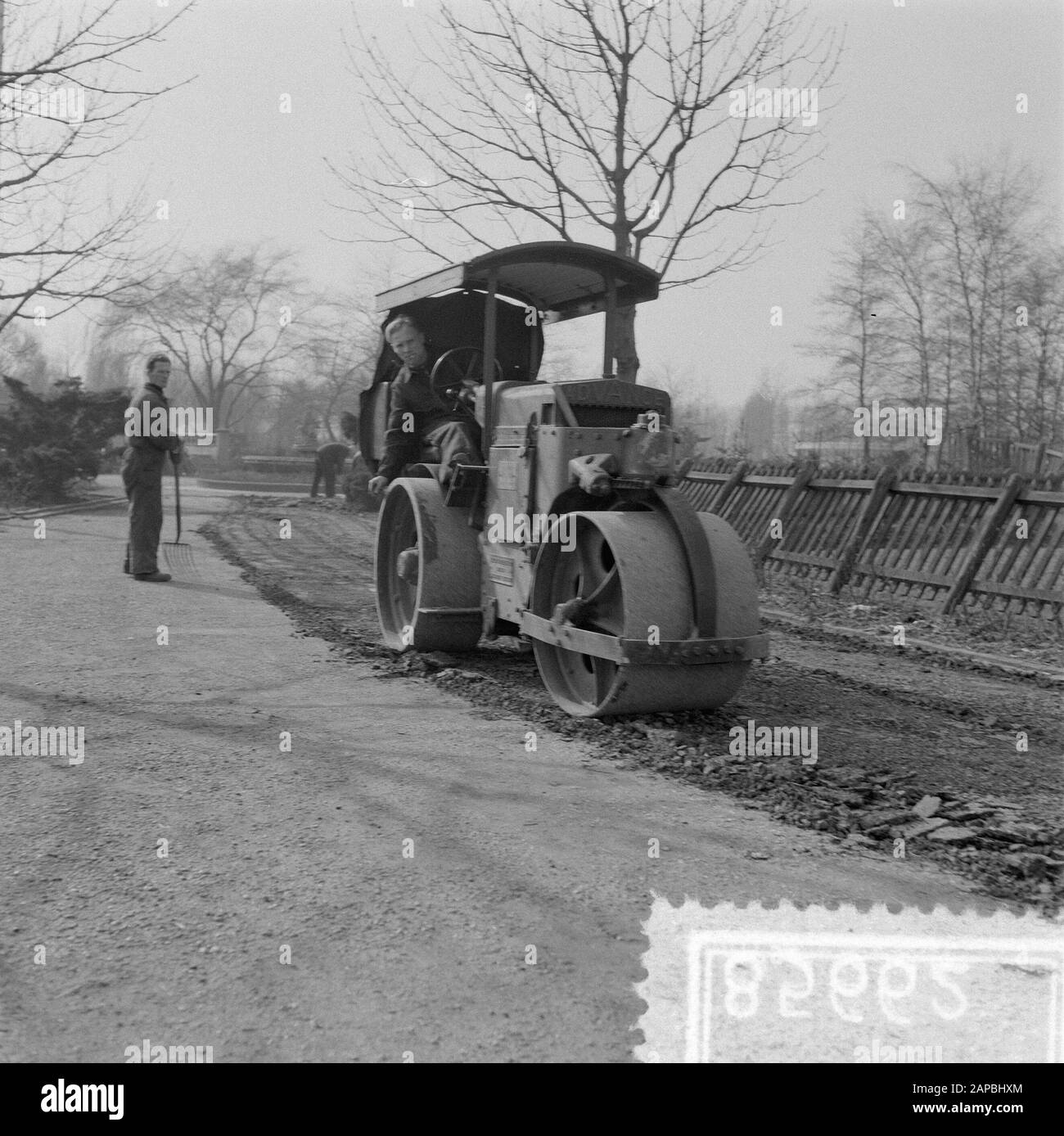 Blijdorp Rotterdam. Chemins de maintenance avec rouleau Date: 8 mai 1957 lieu: Rotterdam, Zuid-Holland mots clés: Maintenance, PATES, Rolling Nom de l'institution: Blijdorp Banque D'Images