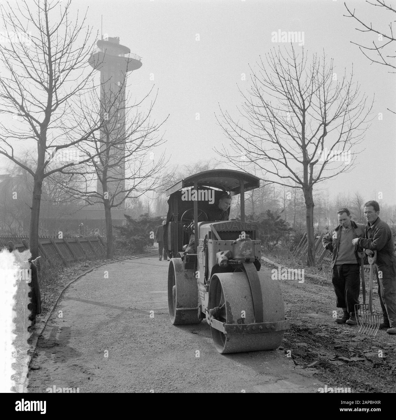 Blijdorp Rotterdam. Chemins de maintenance avec rouleau Date: 8 mai 1957 lieu: Rotterdam, Zuid-Holland mots clés: Maintenance, PATES, Rolling Nom de l'institution: Blijdorp Banque D'Images