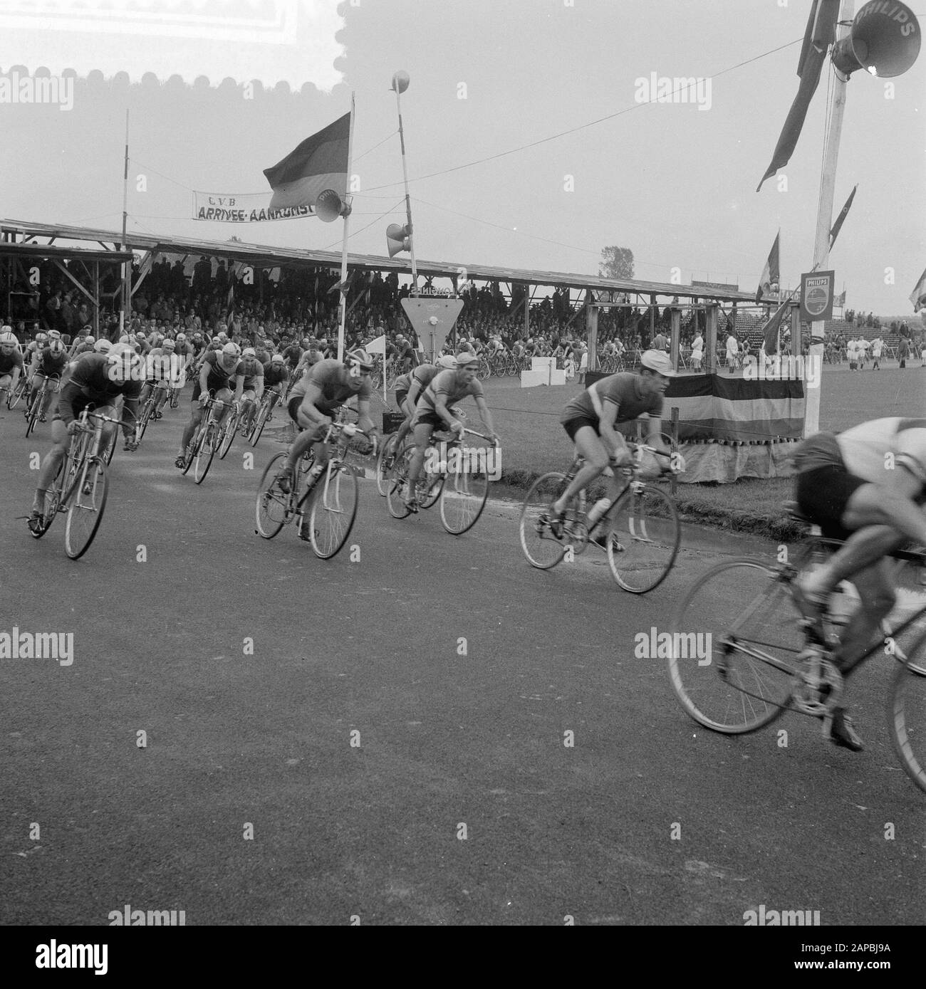 Vue sur le côté d'un grand cycliste belge Eddy Merckx, fin des années