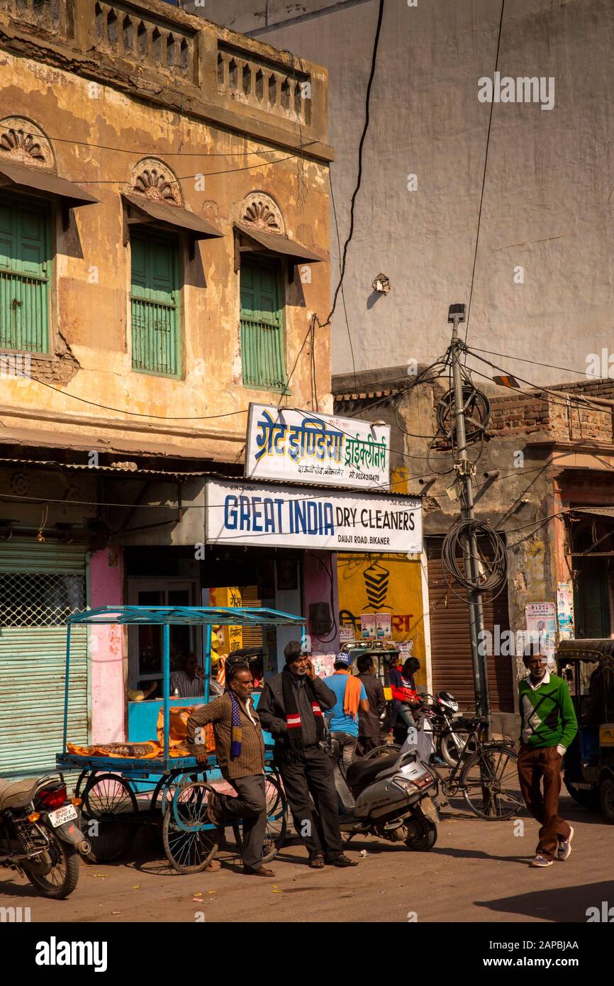 Inde, Rajasthan, Shekhawati, Bikaner, Old City, Dauji Road, Great India Dry Cleaner’s shop dans un ancien bâtiment historique Banque D'Images
