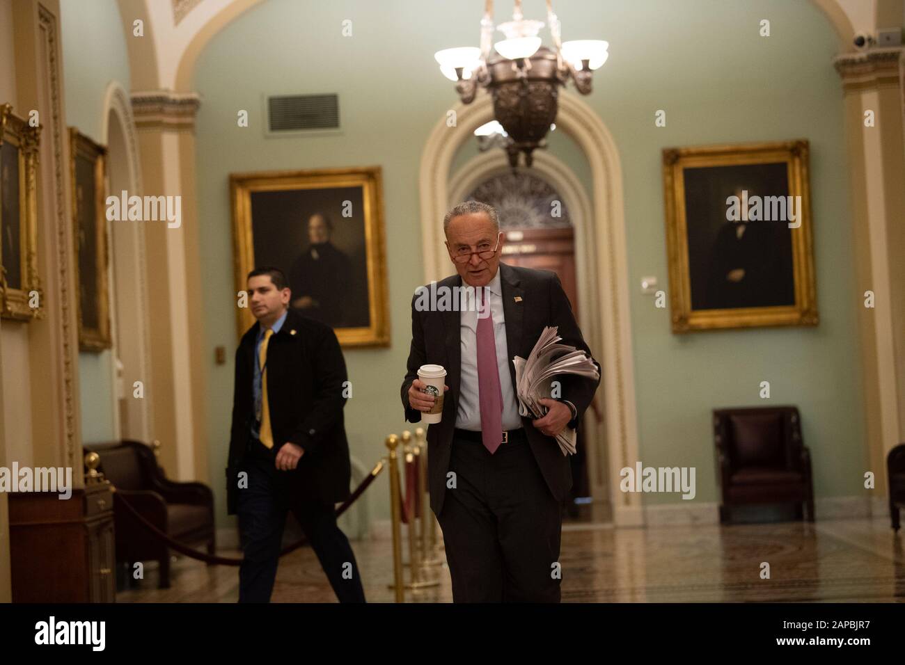 Washington, États-Unis. 22 janvier 2020. Le leader minoritaire du Sénat Charles Schumer, D-NY, arrive pour la deuxième journée du procès de destitution du président Trump au Sénat, le mercredi 22 janvier 2020 à Washington, DC Trump est confronté à deux articles de destitution : abus de pouvoir et obstruction du congrès. Photo de Kevin Dietsch/UPI crédit: UPI/Alay Live News Banque D'Images