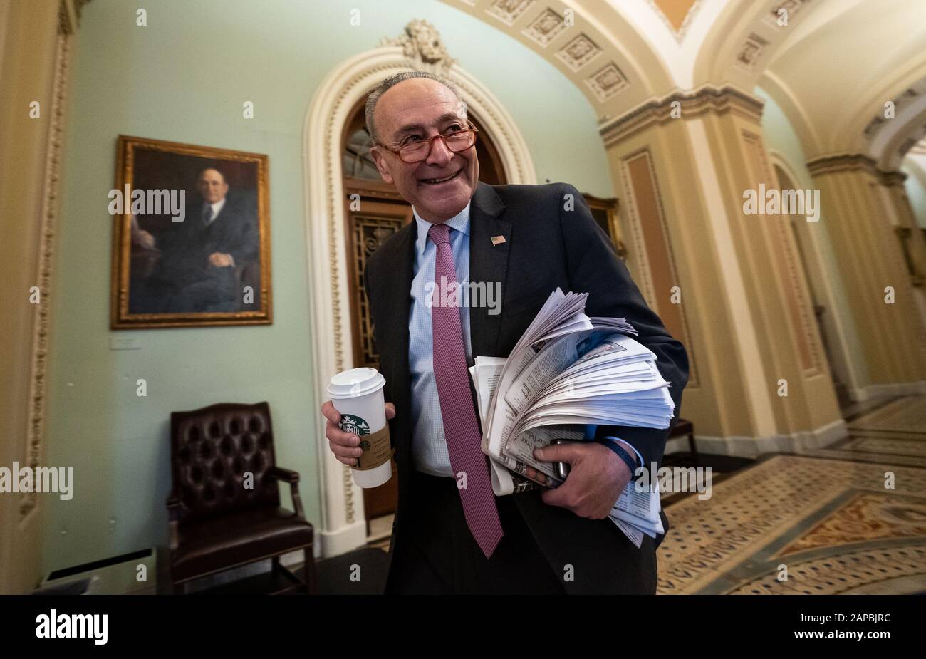 Washington, États-Unis. 22 janvier 2020. Le leader minoritaire du Sénat Charles Schumer, D-NY, arrive pour la deuxième journée du procès de destitution du président Trump au Sénat, le mercredi 22 janvier 2020 à Washington, DC Trump est confronté à deux articles de destitution : abus de pouvoir et obstruction du congrès. Photo de Kevin Dietsch/UPI crédit: UPI/Alay Live News Banque D'Images