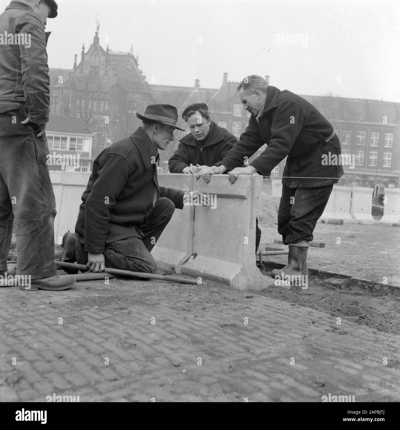 Construction de la jetée d'atterrissage pour la prochaine visite du couple royal anglais Date: 4 mars 1958 lieu: Amsterdam, Noord-Holland mots clés: Préparations Banque D'Images