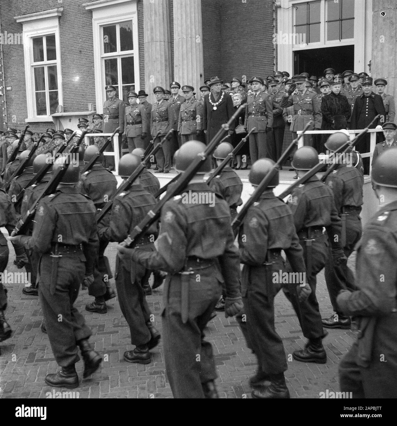 10ème anniversaire Ecole d'infanterie à Harderwijk Date: 4 Mars 1958 lieu: Harderwijk Nom personnel: G J. Numan, Infantry School, Major Lentz, Marktplein Banque D'Images