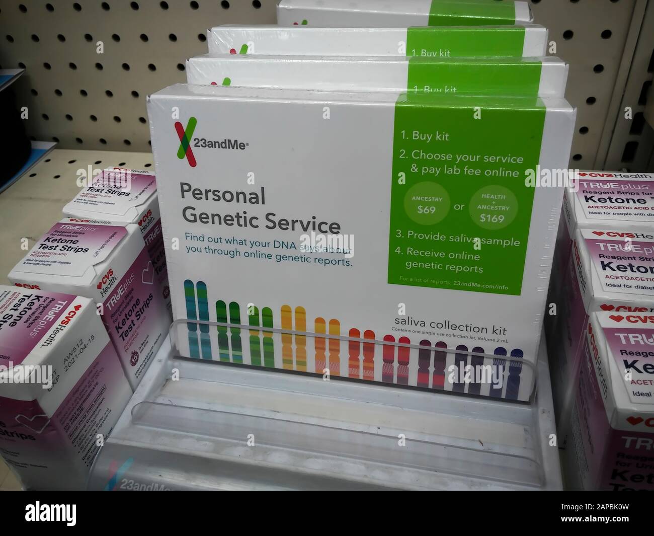 Paquets de kits d'ADN de marque 23andMe dans une pharmacie à New York le samedi 11 janvier 2020. (© Richard B. Levine) Banque D'Images